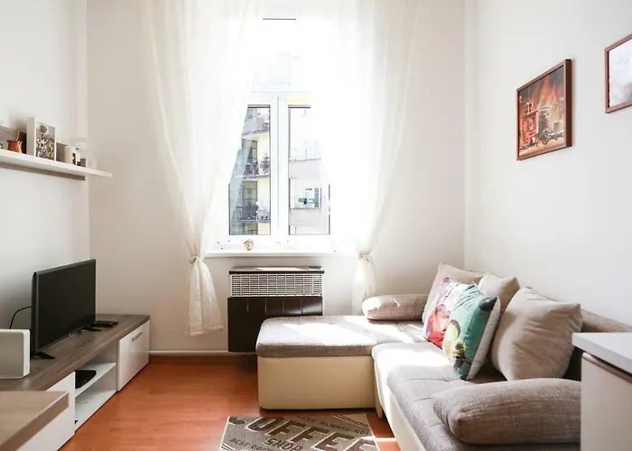 Charming Apartment Close To Old Town&Metro
