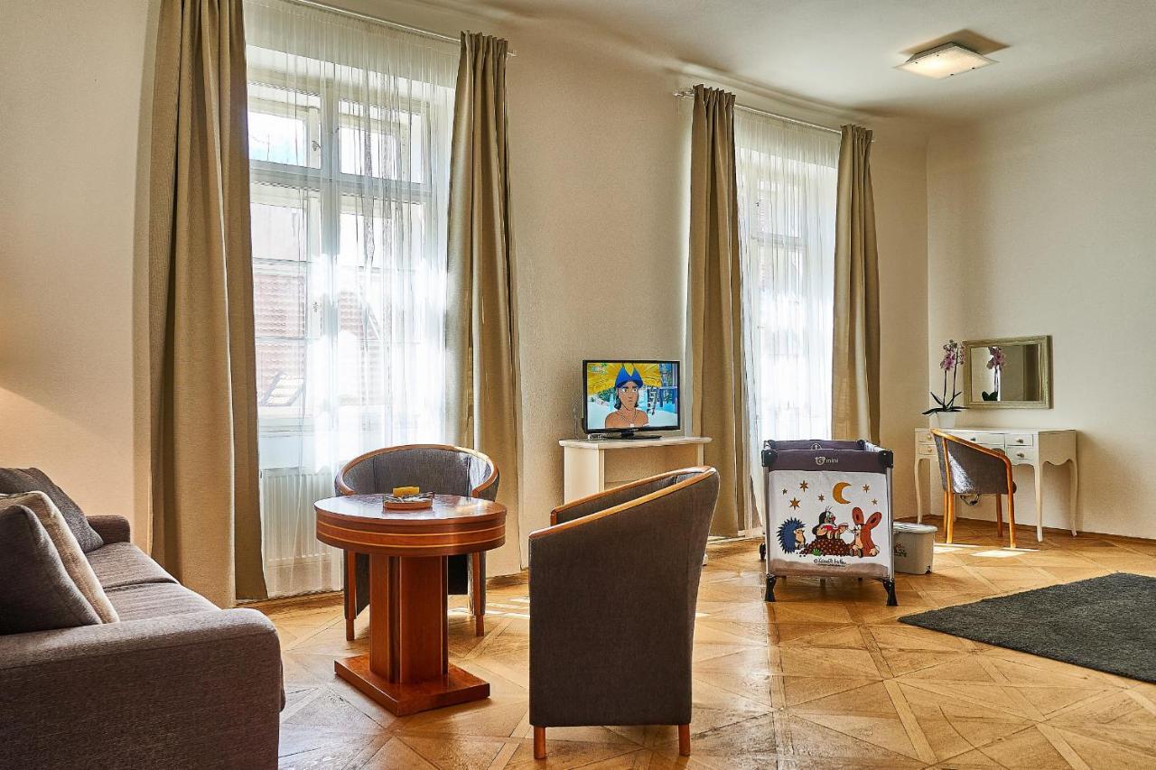 Three Golden Crowns Apartments