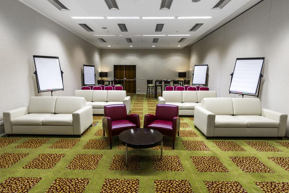 Courtyard By Marriott Airport Hotel