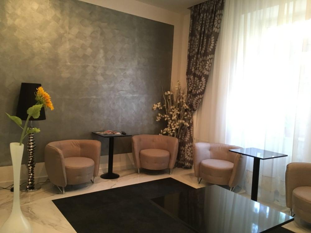 Hotel Royal Plaza 3*