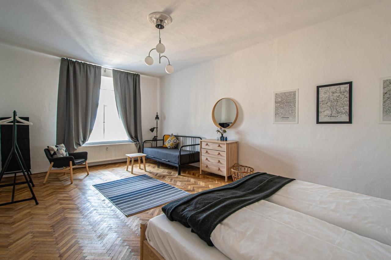 Super Billiard And Darts Big Apartment