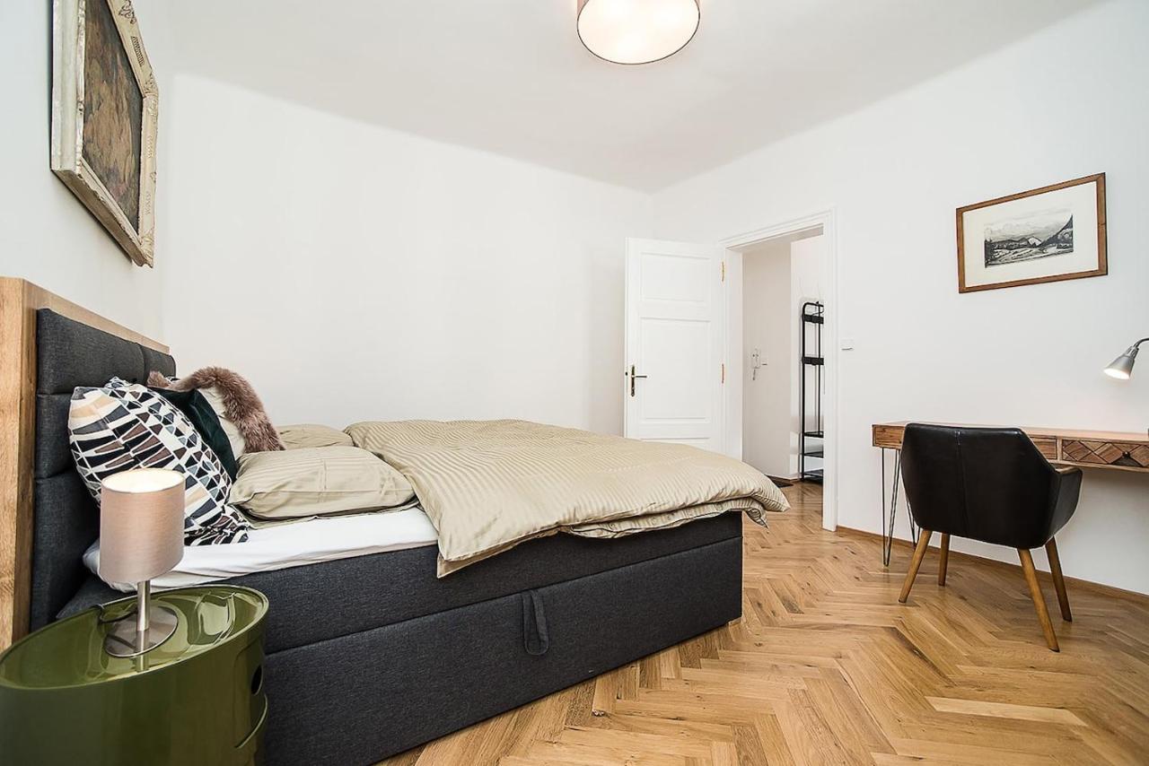 Newly Renovated 1-bed At Charles Bridge Apartment Prag