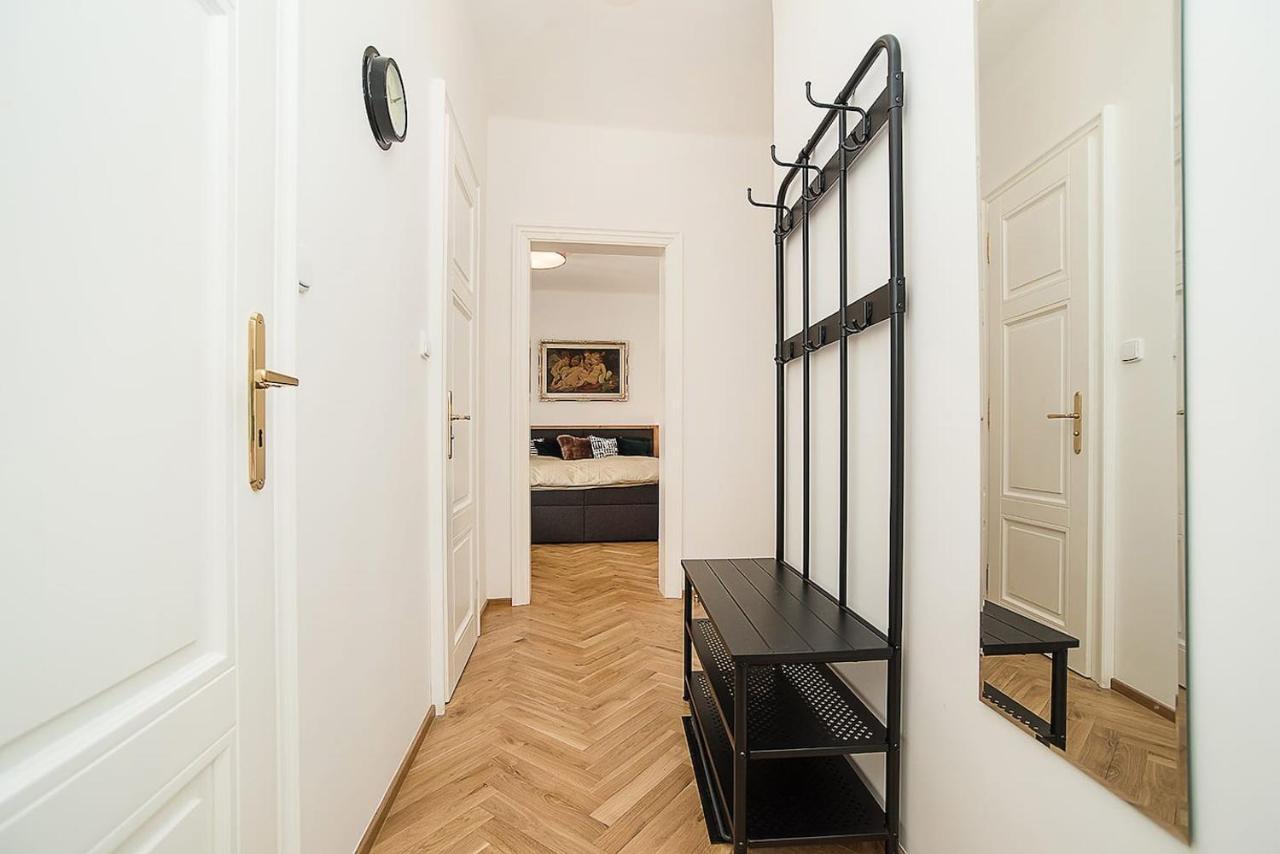Apartment Newly Renovated 1-bed At Charles Bridge Prag