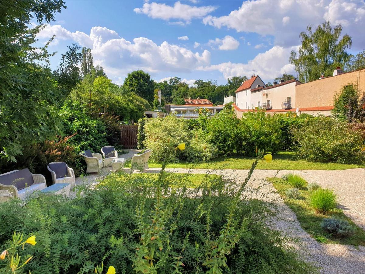 Garden Castle Daire Prag