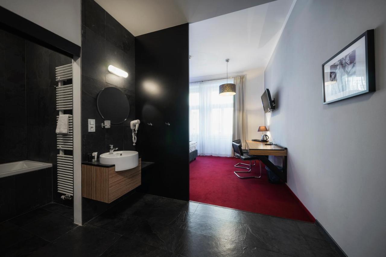 Hotel Noir