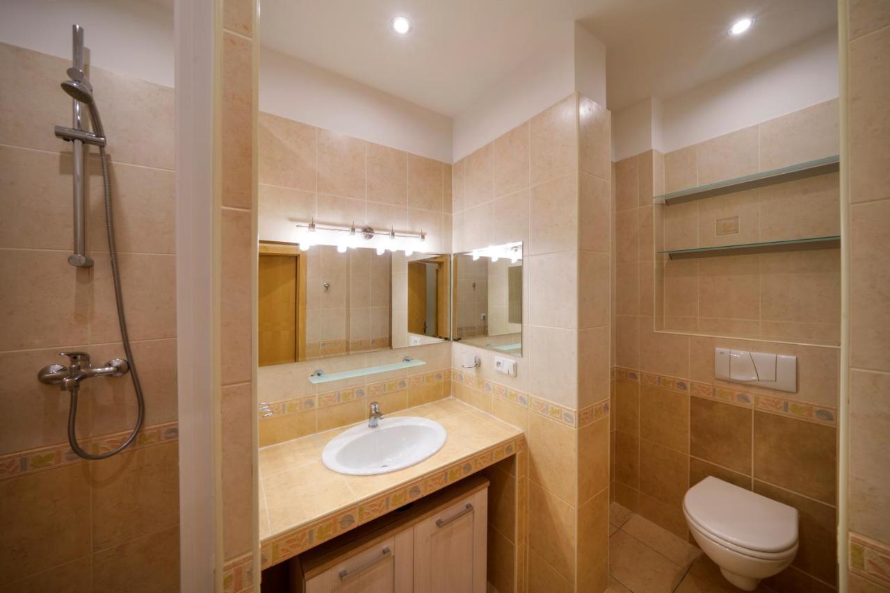 Apartment Dlouha With Balcony Prague