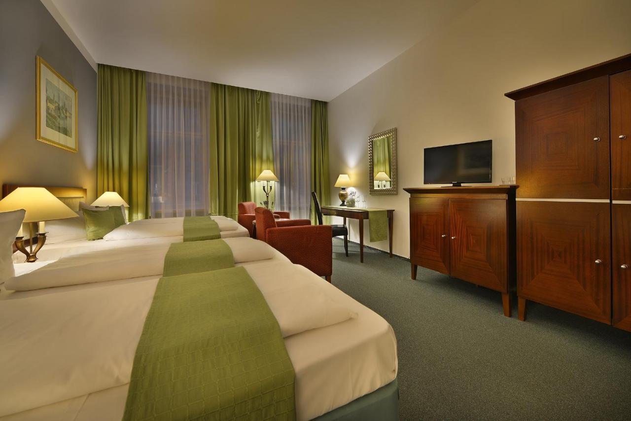 Season Three Stars Hotel