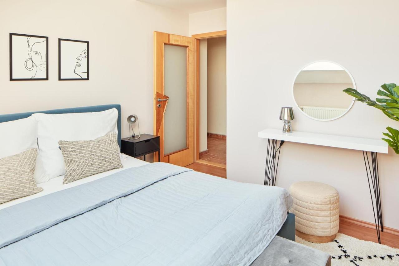 Daire Spacious In Vrsovice By Days Prag