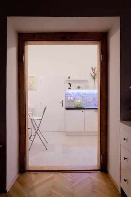 Center With Fireplace Apartment