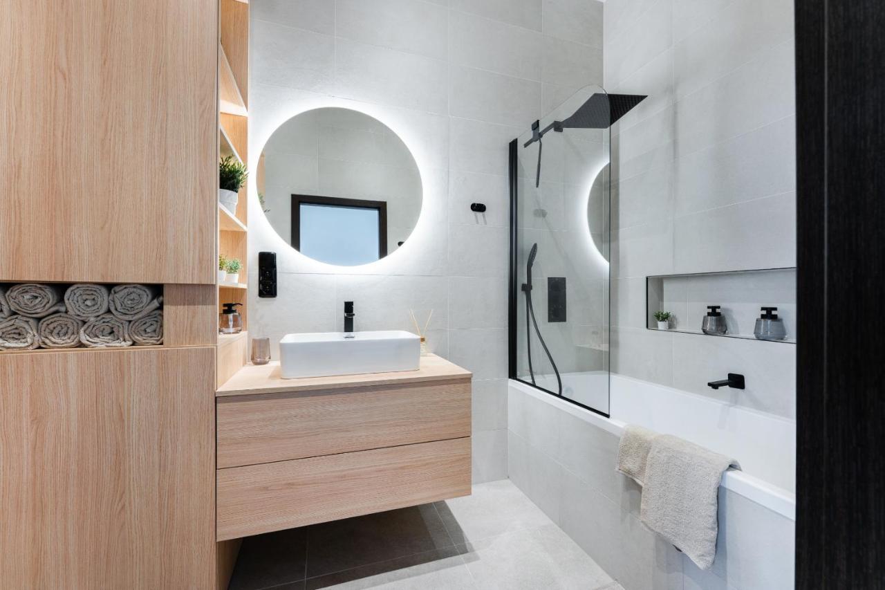 Spacious Near Center Apartment Prague