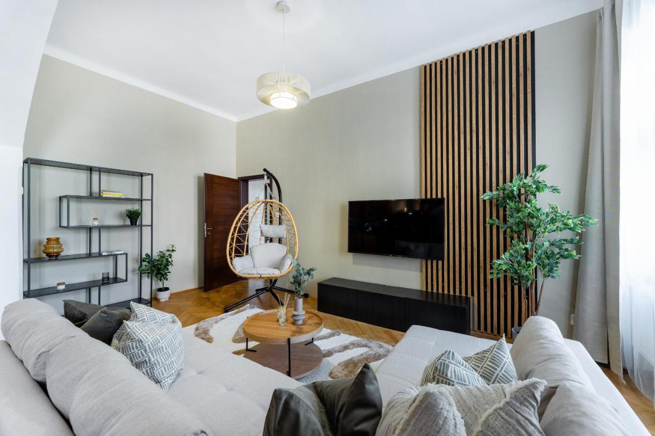 Spacious Near Center Apartment Prague