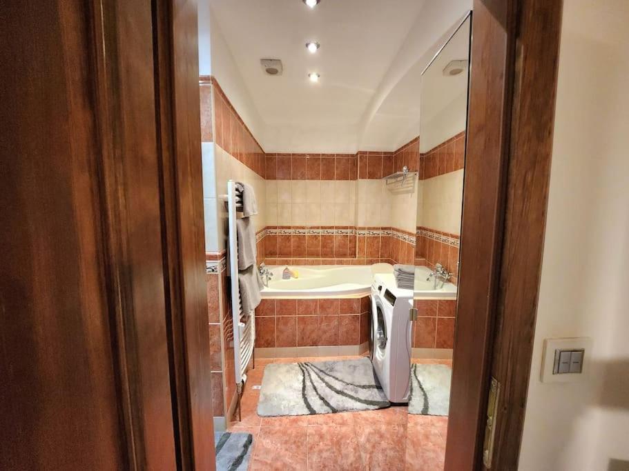 Spacious 6min From The Dancing House Apartment Prag