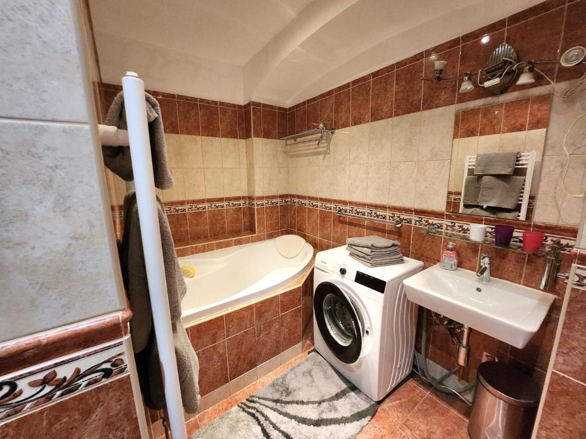 Spacious 6min From The Dancing House Prag