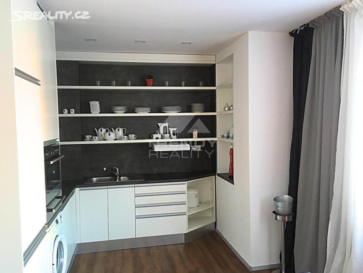 Apartman 2+kk, 50 M2 V Klidne Lokalite. 10 Min Od Centra Prahy. *