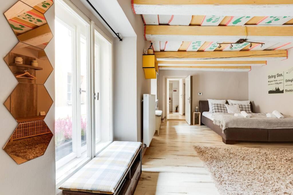 Apartment Old Crooked Beams Near Charles Bridge In