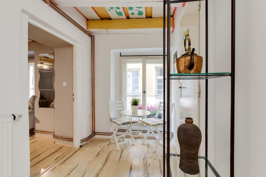 Apartment Old Crooked Beams Near Charles Bridge In Prag