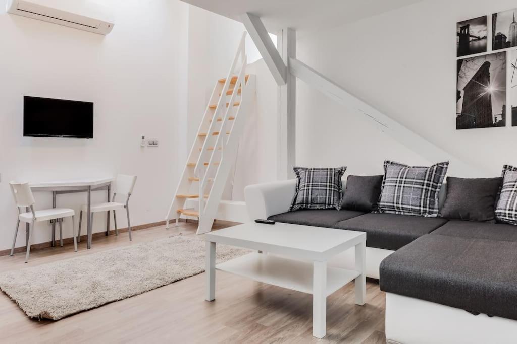 Apartment Deluxe Mansard In Karlin Prag