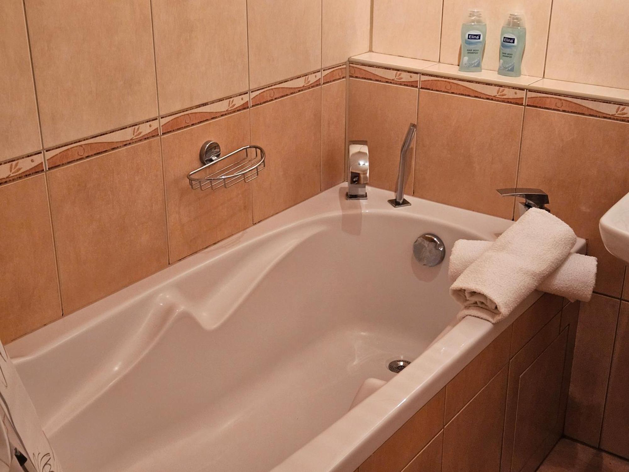 Family For 6, 10mins To Centre, Free Parking, Quiet Location, New Furniture, Balcony Apartment Prague