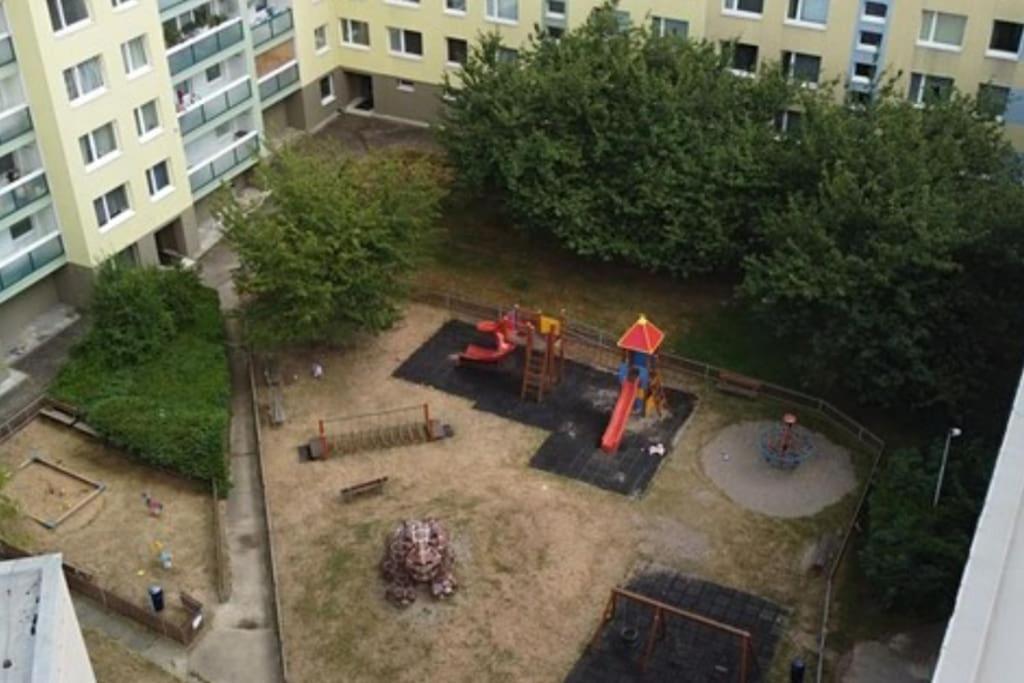 Family For 6, 10mins To Centre, Free Parking, Quiet Location, New Furniture, Balcony Apartment