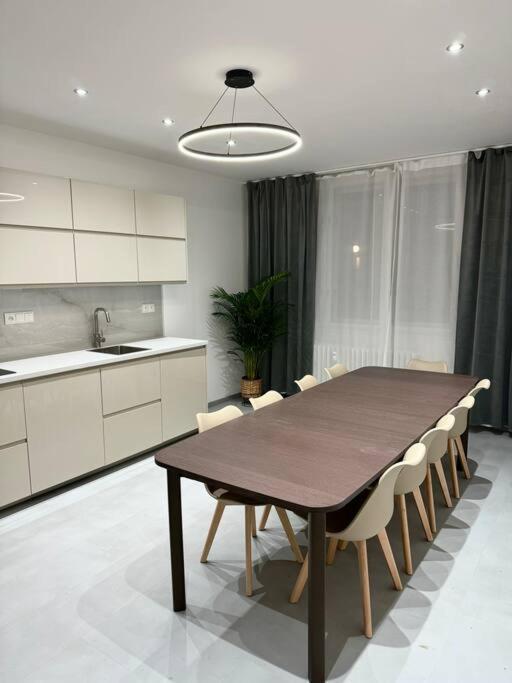 New Modern Large In New Town 3bdr Apartment