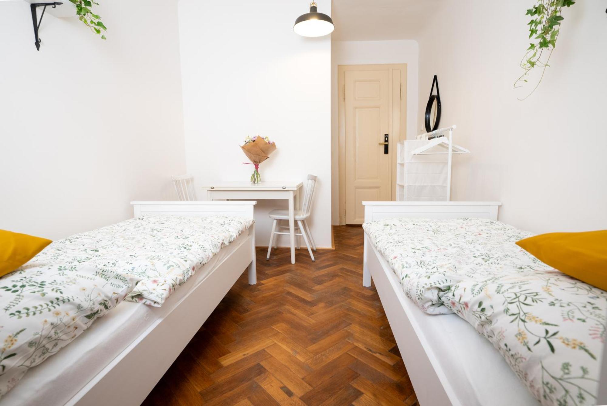 Hostel White Wolf House & *
