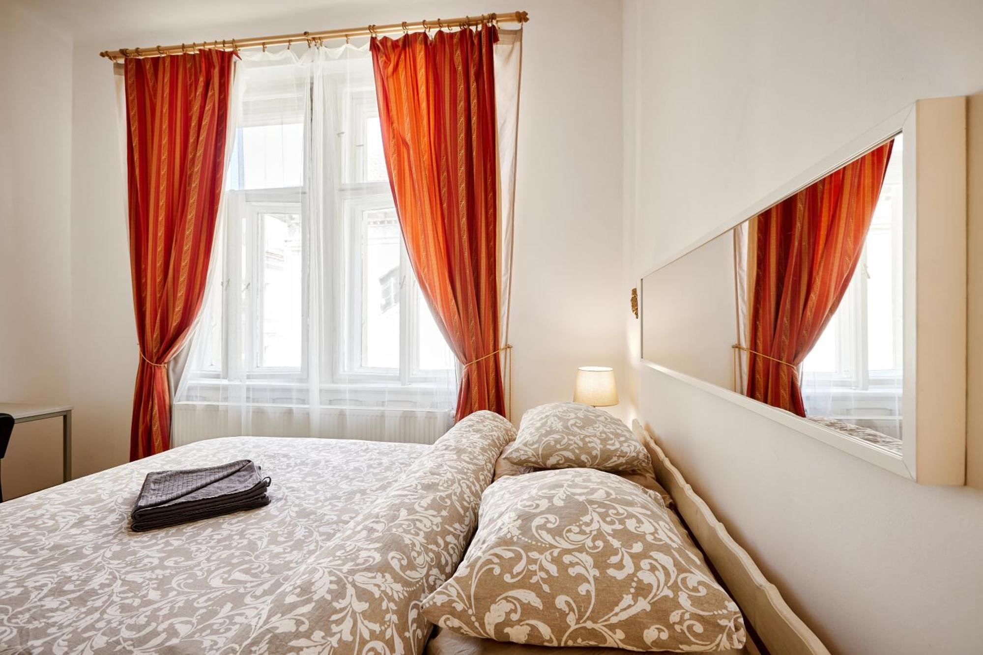 Old Town & Parking Assistance Pansiyon Prag