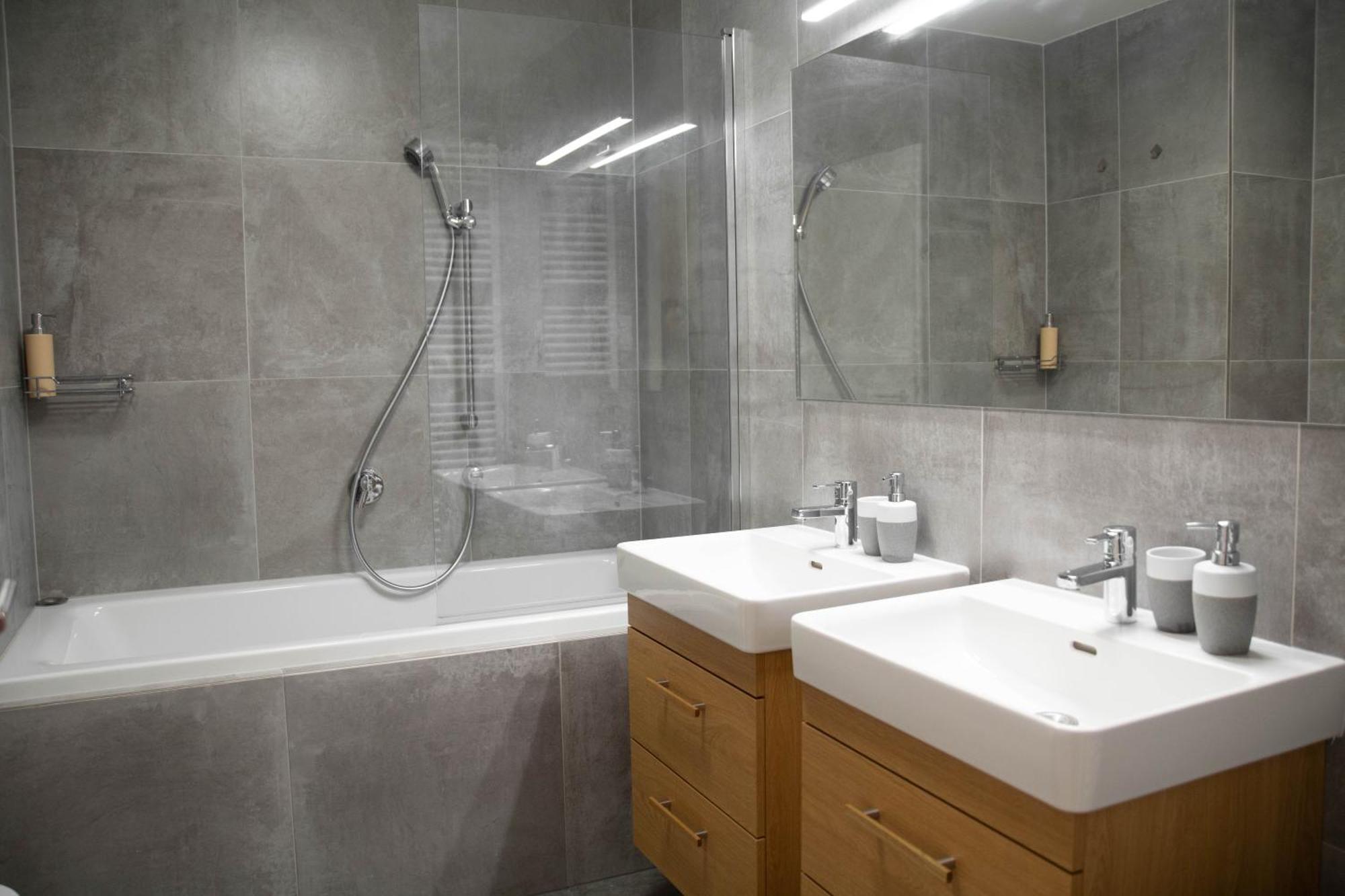Newly Built With Balcony, Ac And Free Indoor Garage Prague