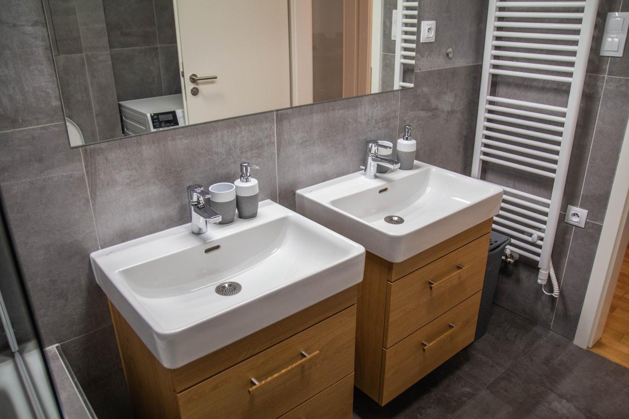 Apartment Newly Built With Balcony, Ac And Free Indoor Garage Prague