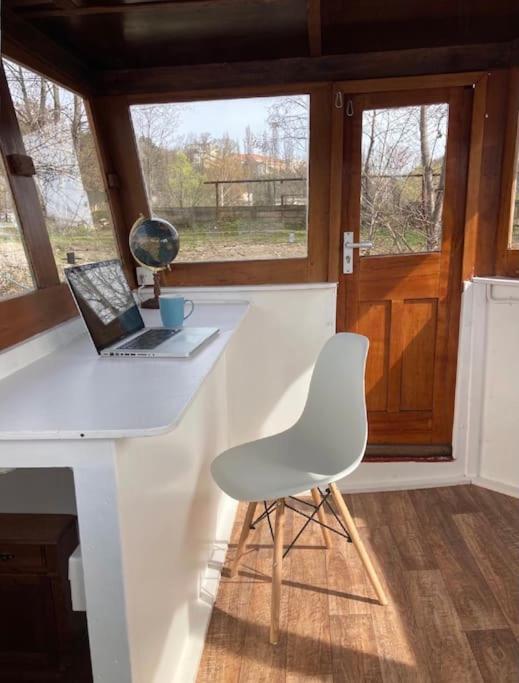 On Boat, Privat Pier, Free Parking Botel Praga