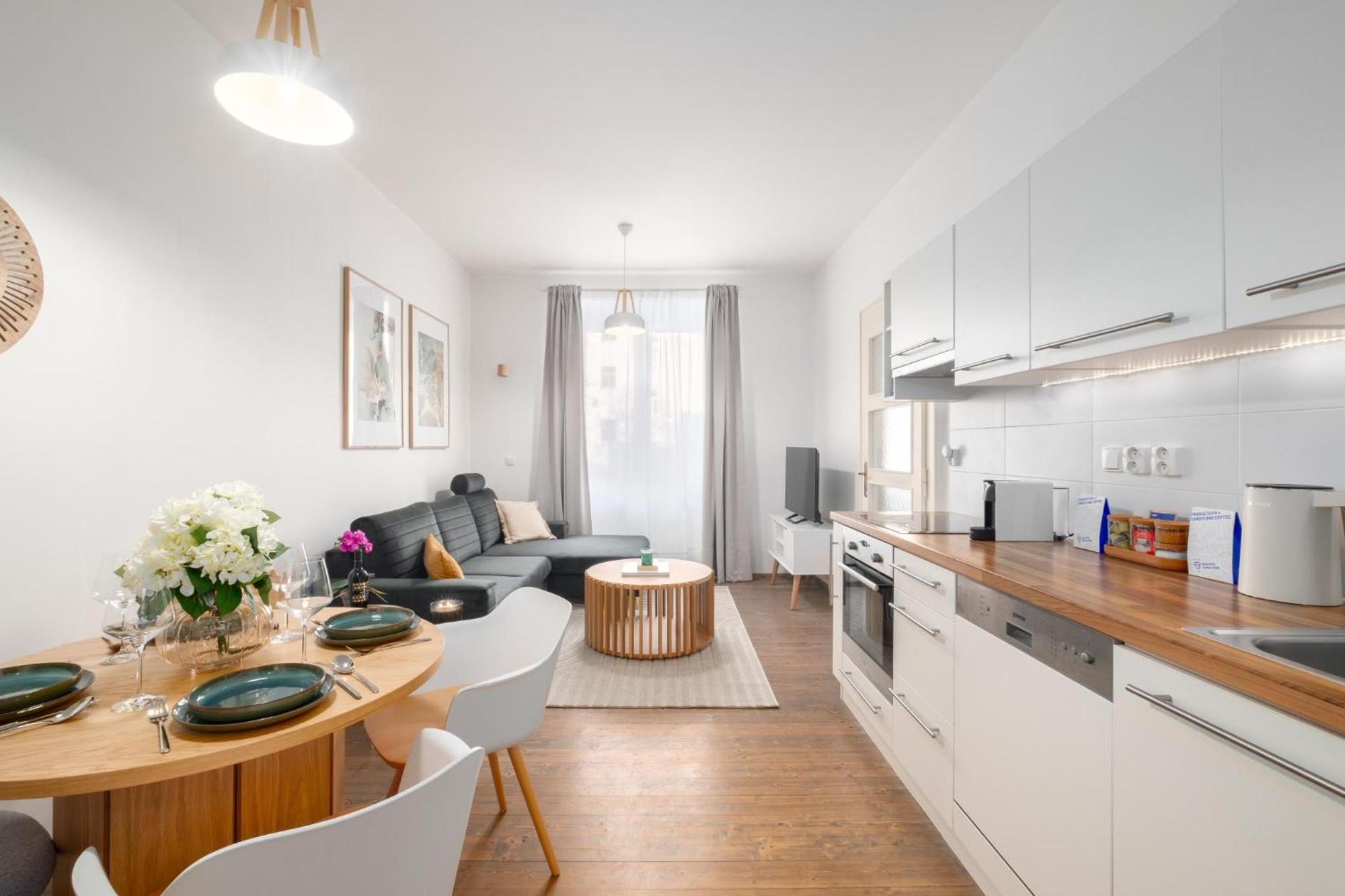 Days - Cozy With Workspace Apartment *