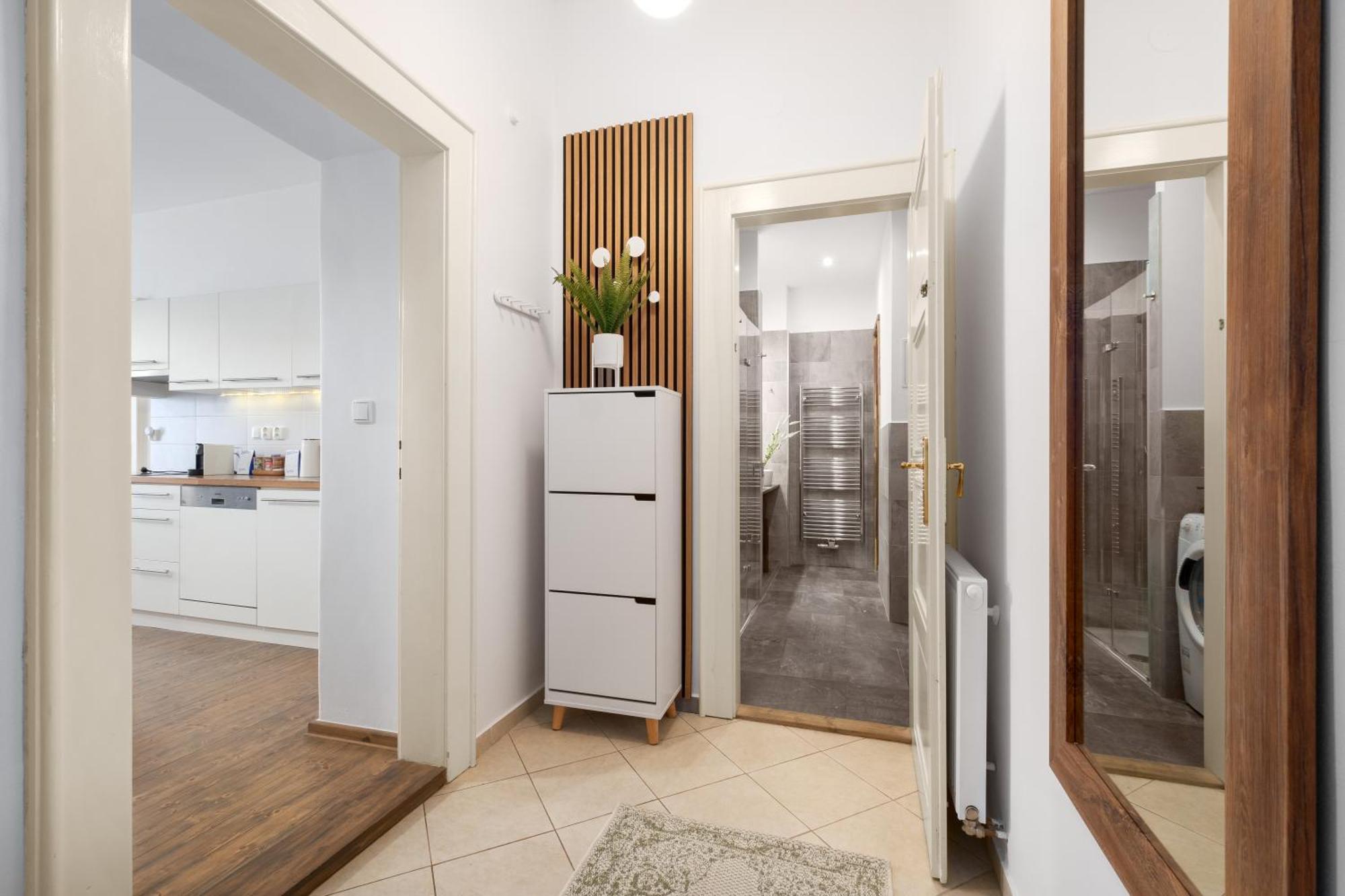 Days - Cozy With Workspace Apartment Prague