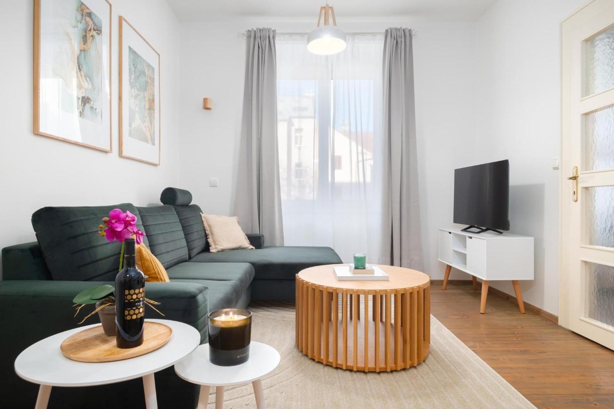 Apartment Days - Cozy With Workspace