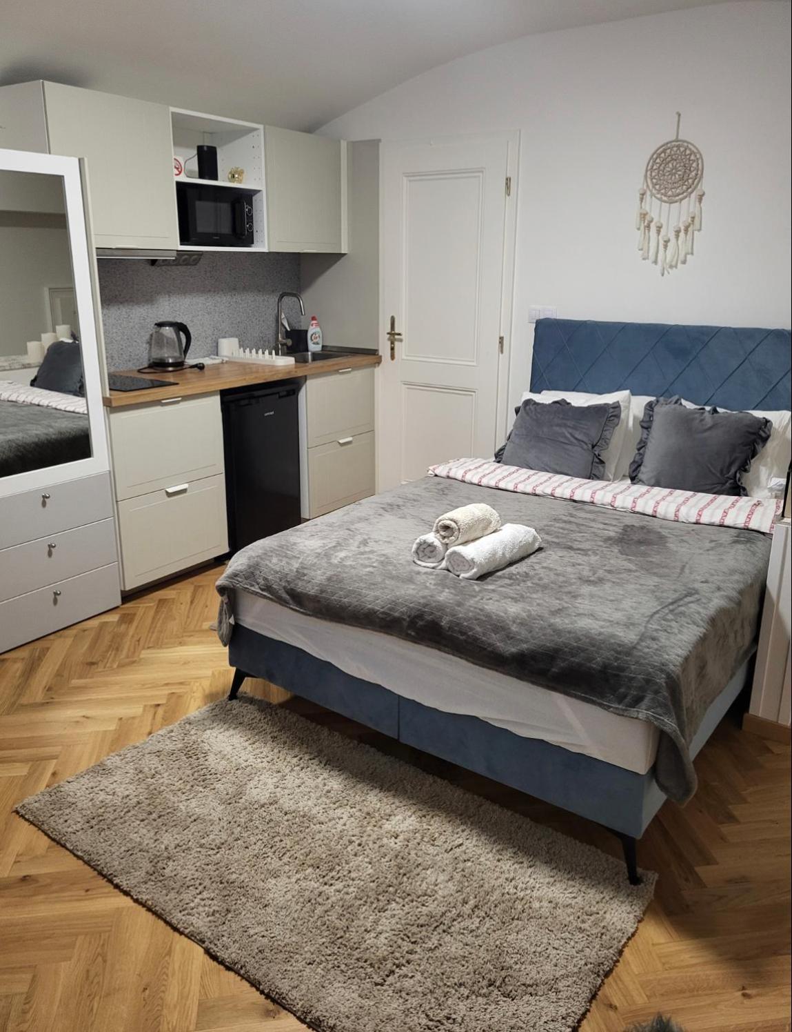 Center Apartment *