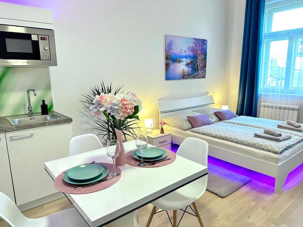 Apartment Romantic In The Center Of *