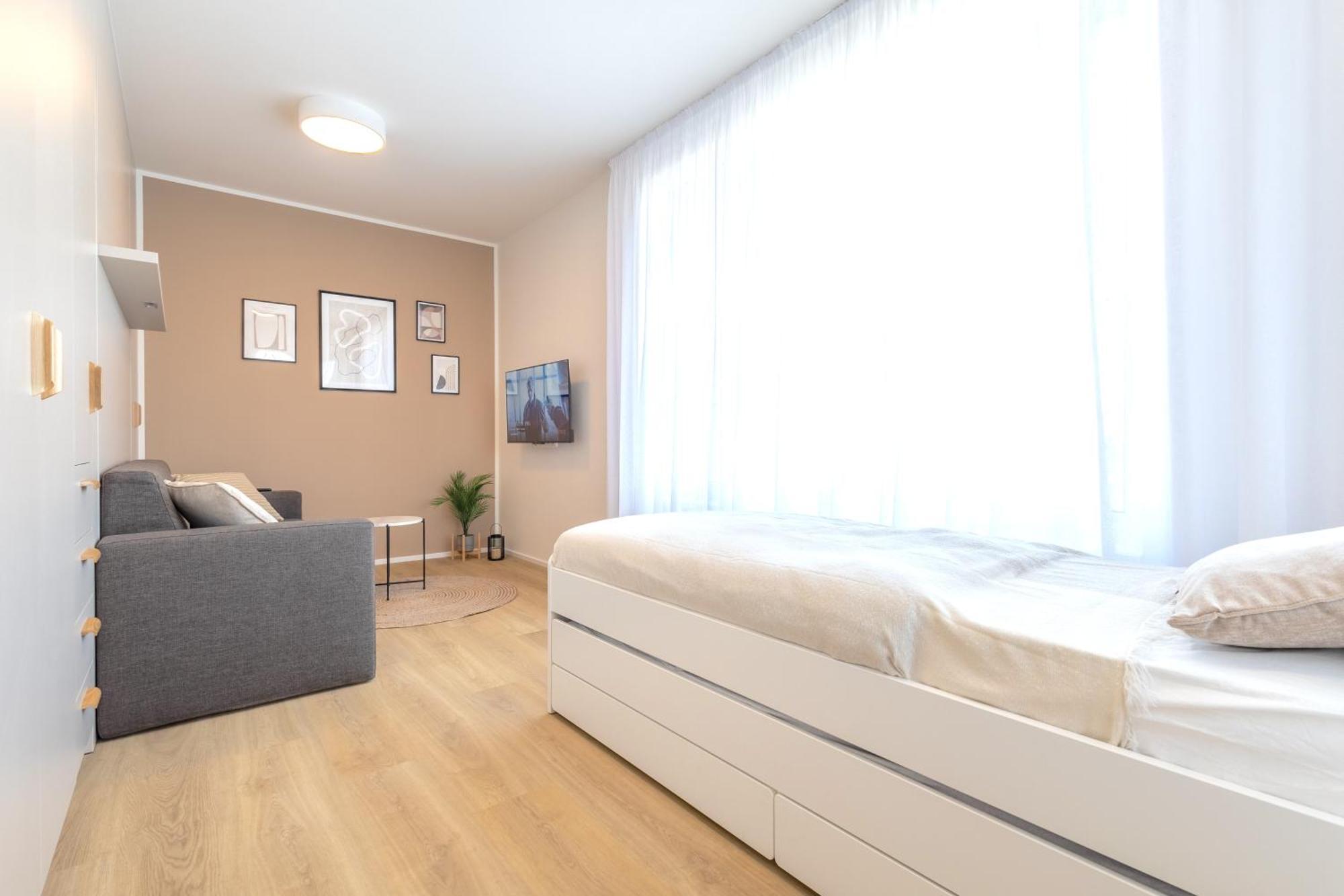 Bright 2br - 4th Floor, Balcony, Free Parking By Gravity Prague