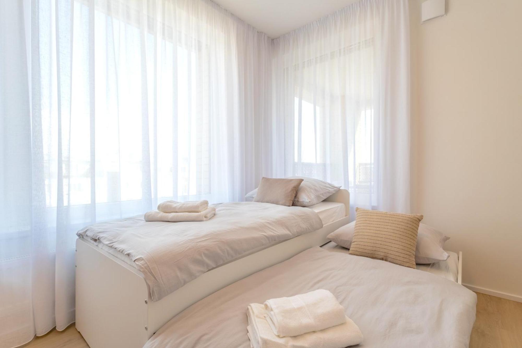 Bright 2br - 4th Floor, Balcony, Free Parking By Gravity Prague