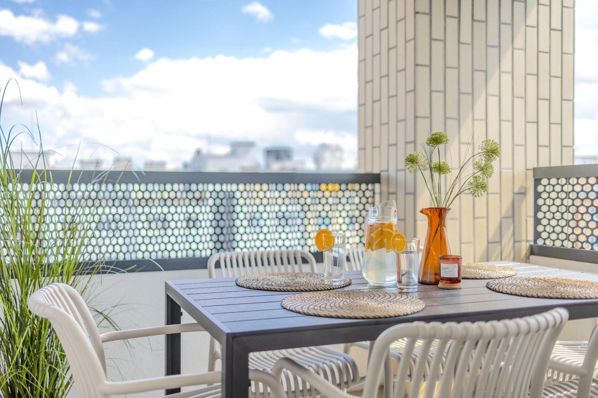 Bright 2br - 4th Floor, Balcony, Free Parking By Gravity * Prague