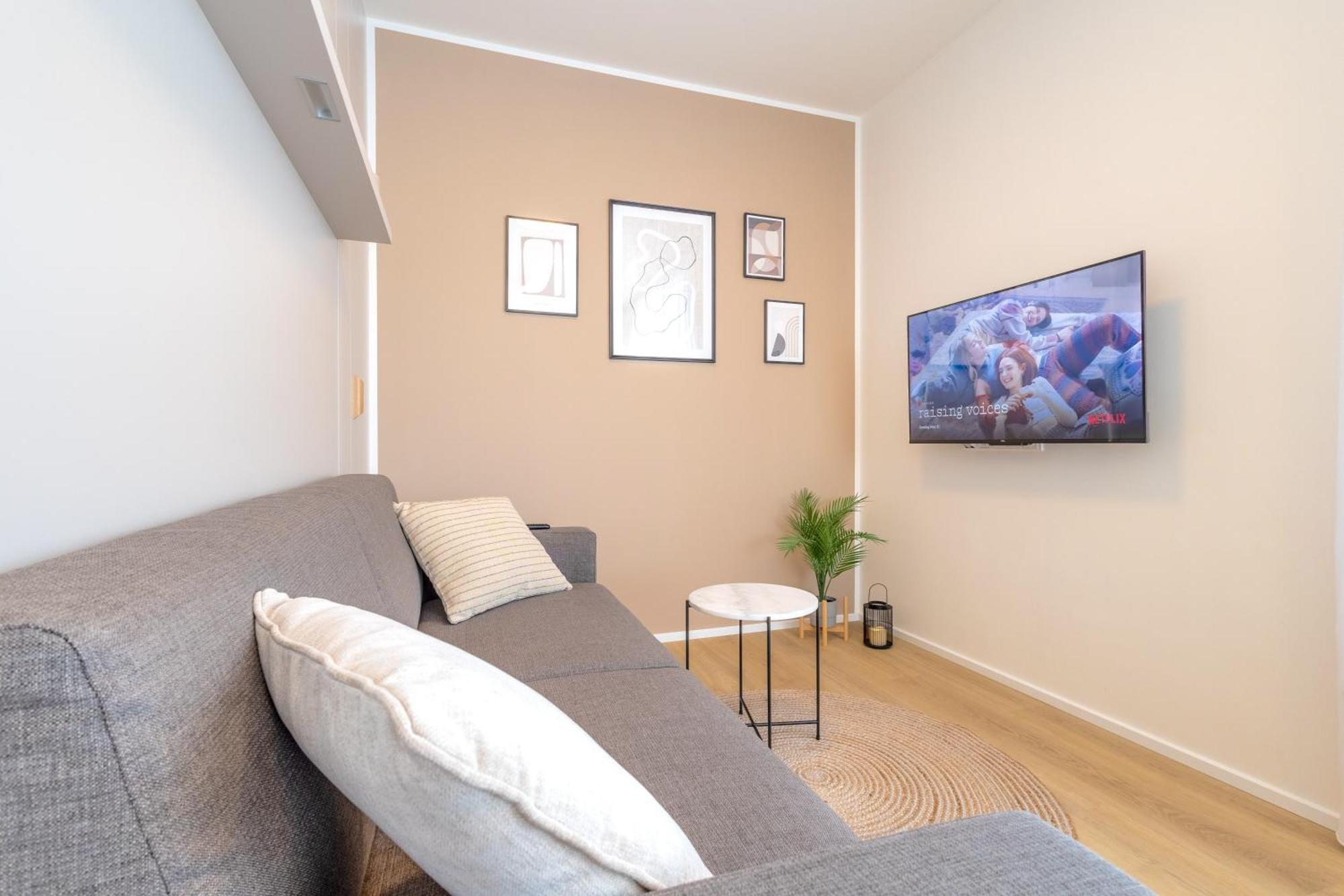Bright 2br - 4th Floor, Balcony, Free Parking By Gravity Apartment Prague