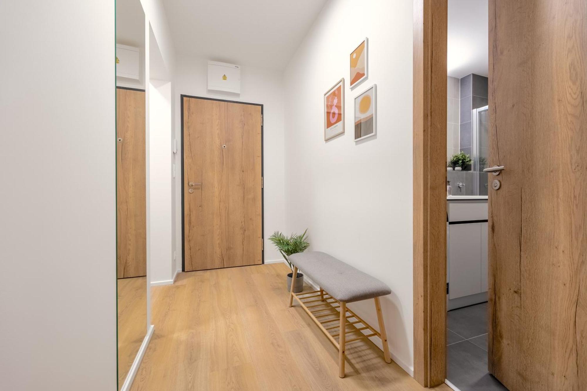 Bright 2br - 4th Floor, Balcony, Free Parking By Gravity Apartment Prague