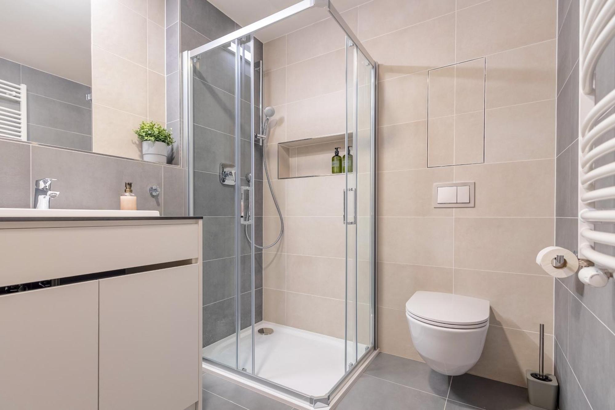 Bright 2br - 4th Floor, Balcony, Free Parking By Gravity Prague