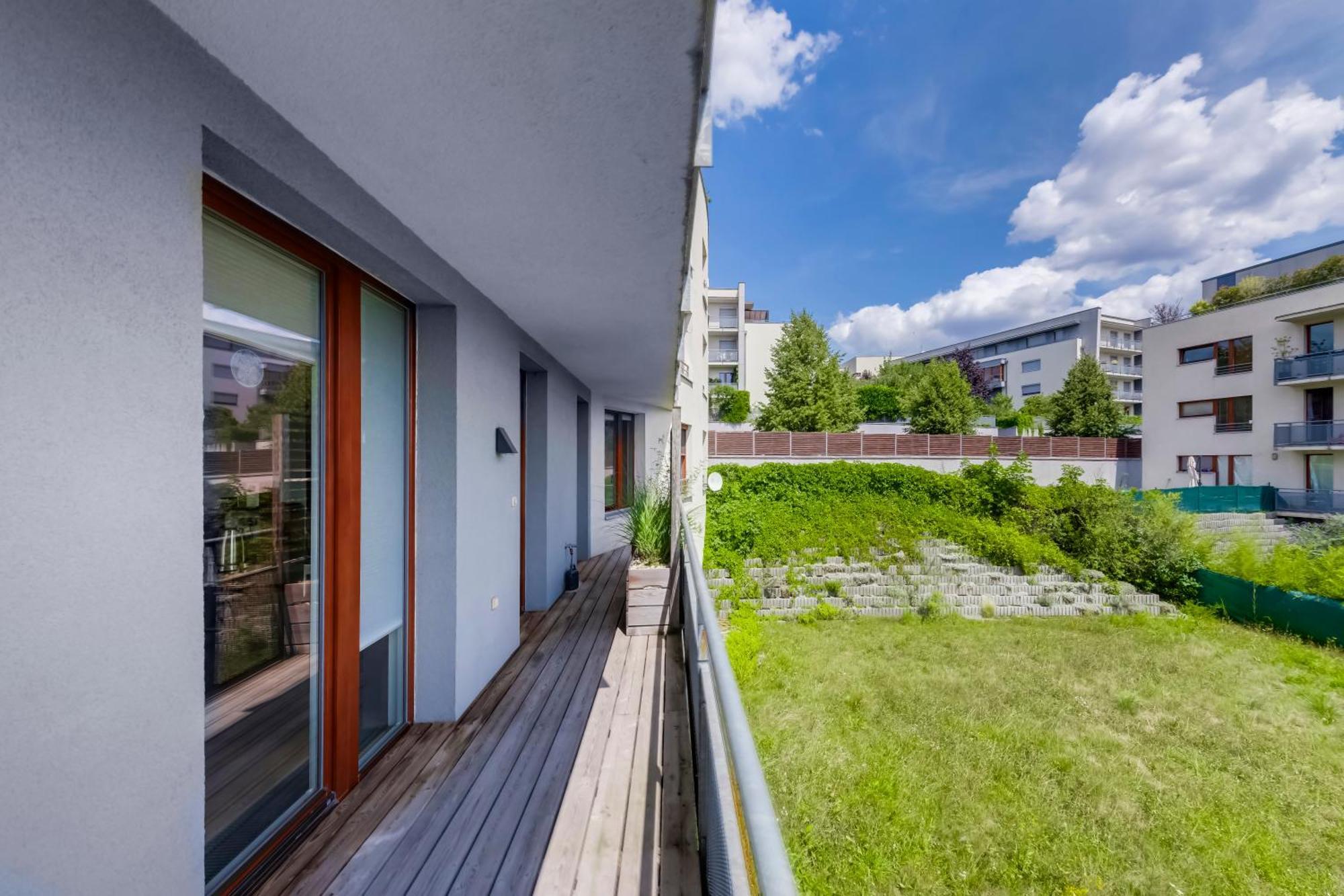 Appartement Moderni S Terasou, 2 Loznice, Parkovani V Cene, Blizko Metra, 15 Min Do Centra Prague