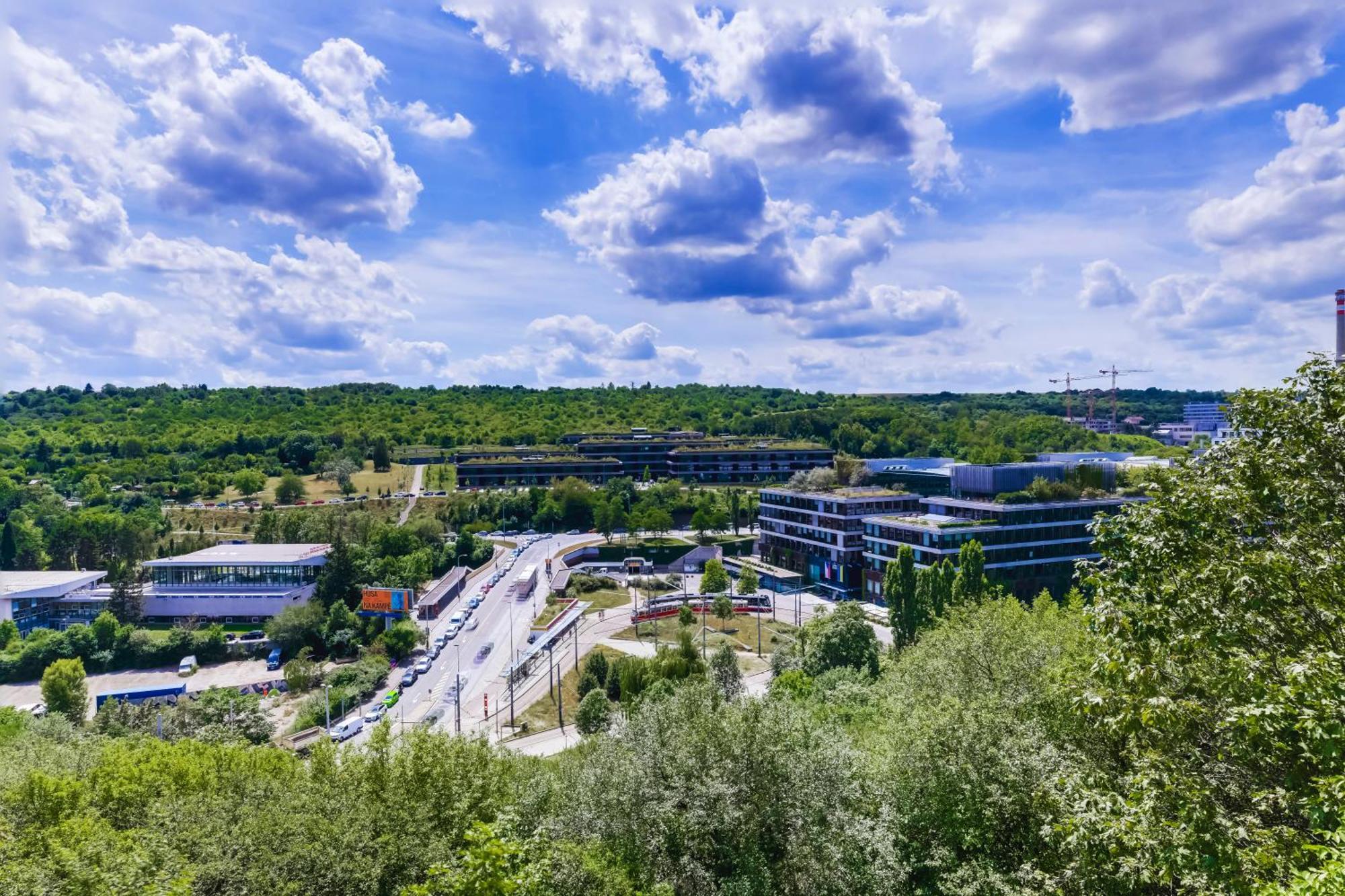 Moderni S Terasou, 2 Loznice, Parkovani V Cene, Blizko Metra, 15 Min Do Centra Appartement