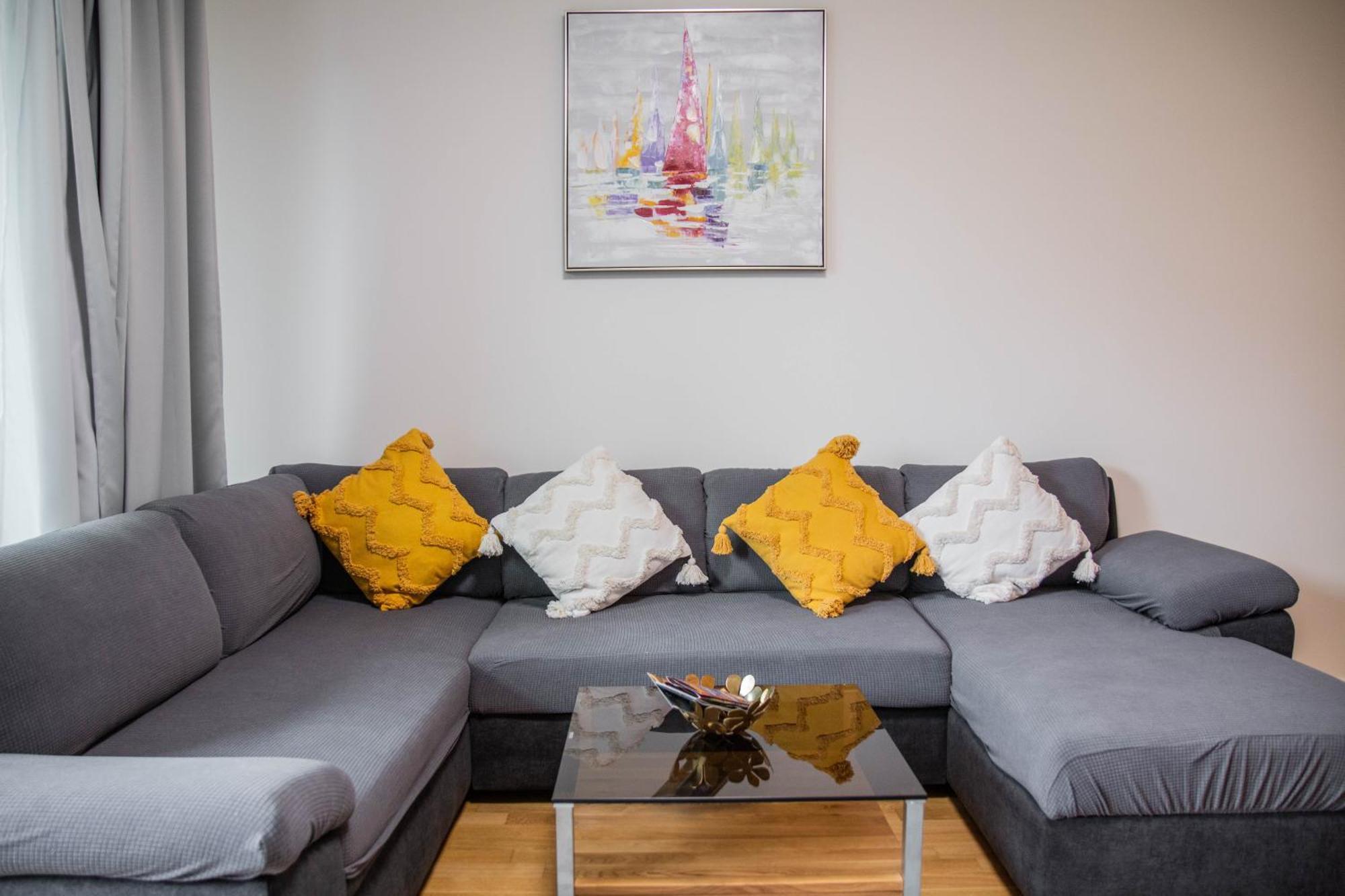 Apartment Newly Built With Balcony, Ac And Free Indoor Garage Prague