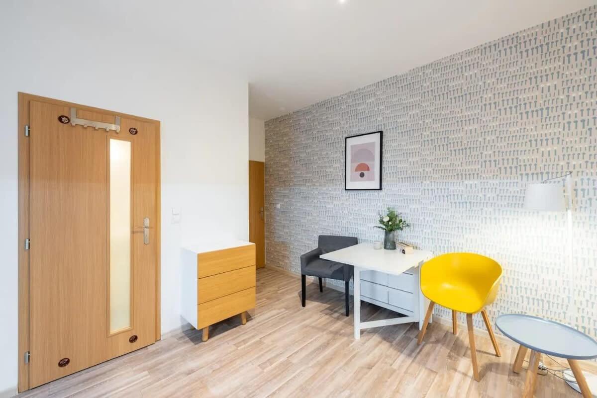 Neat Cozy Old Town Retreat W Queen Bed Apartment *