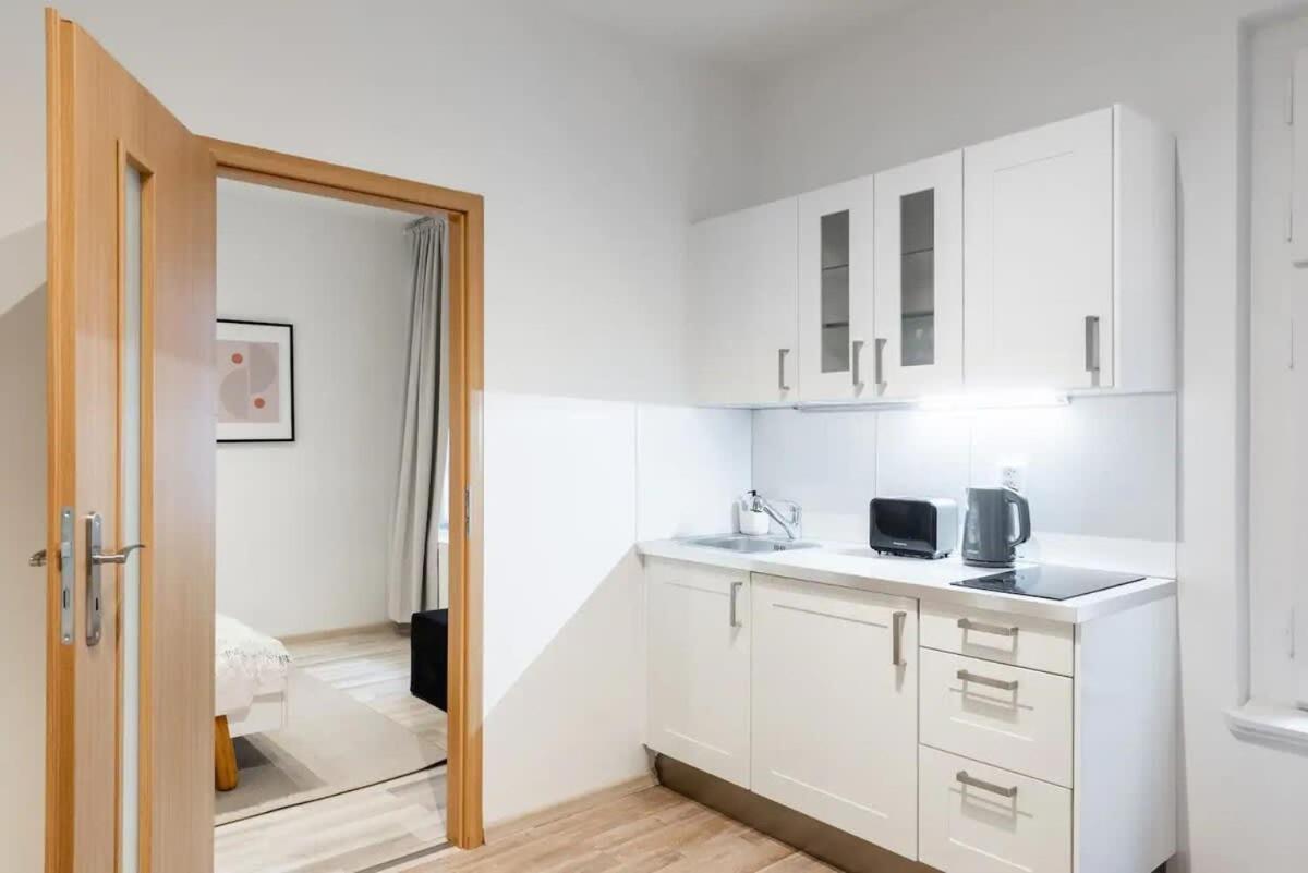 Neat Cozy Old Town Retreat W Queen Bed Apartment *