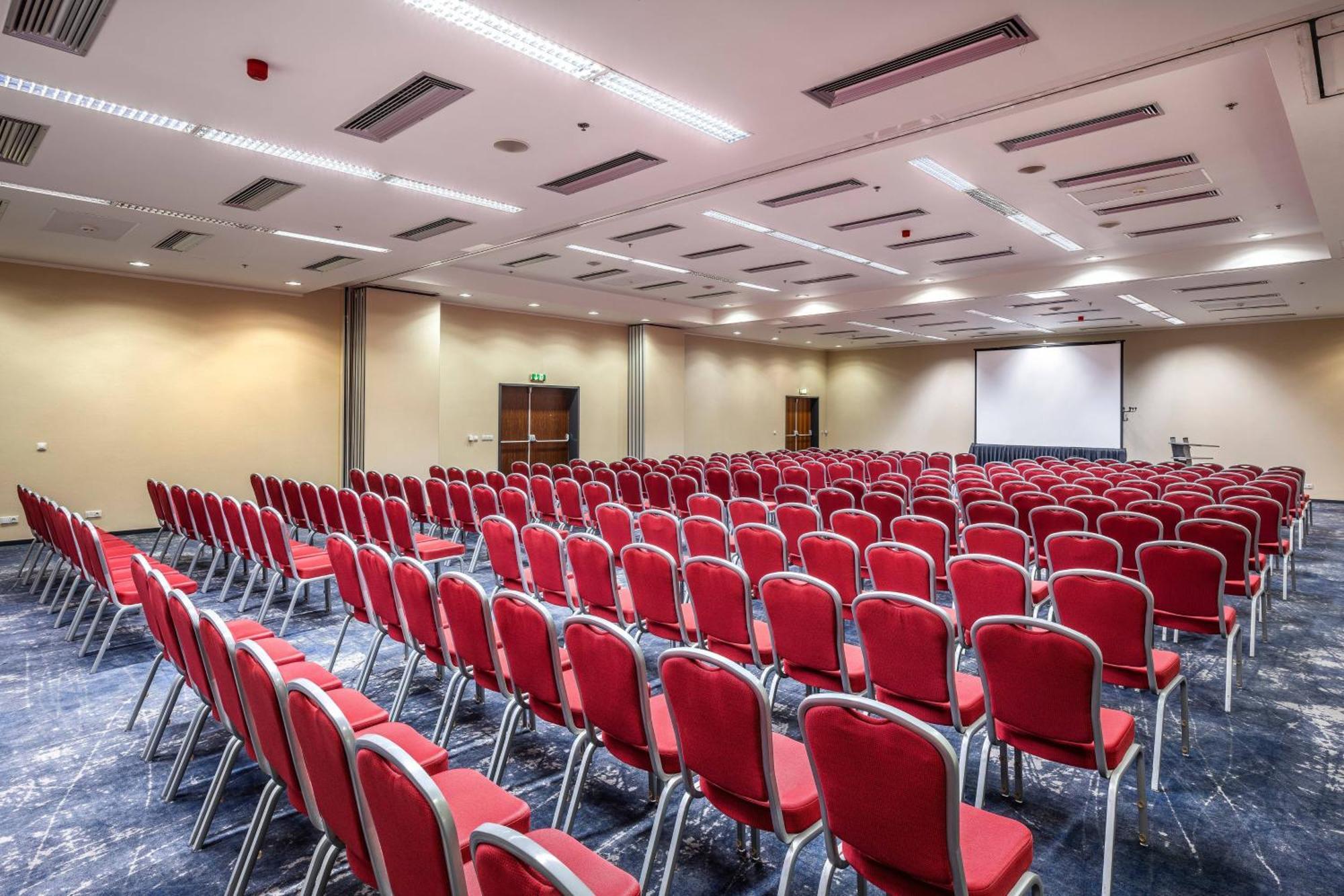 Courtyard By Marriott Airport Prague