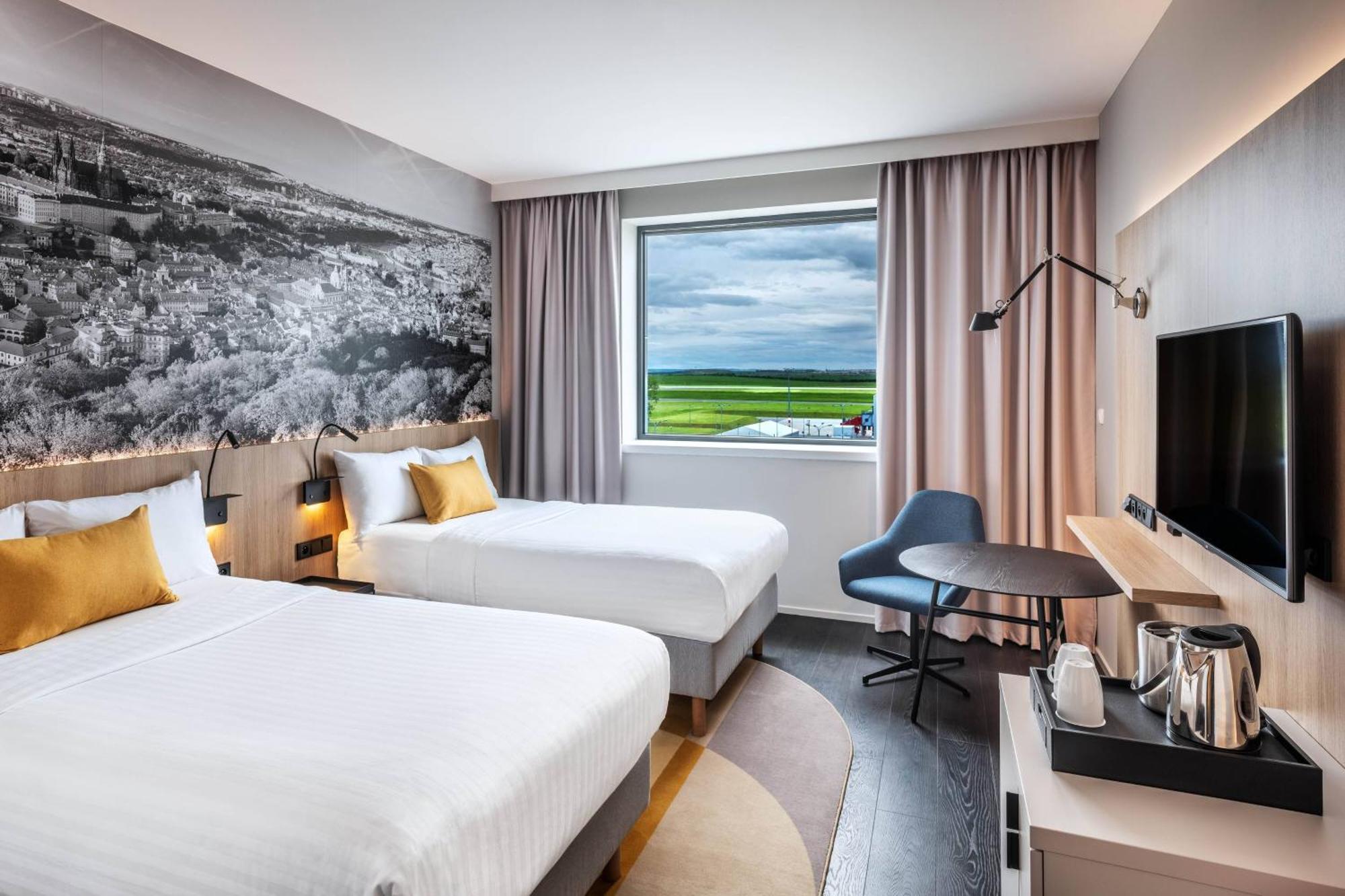 Courtyard By Marriott Airport