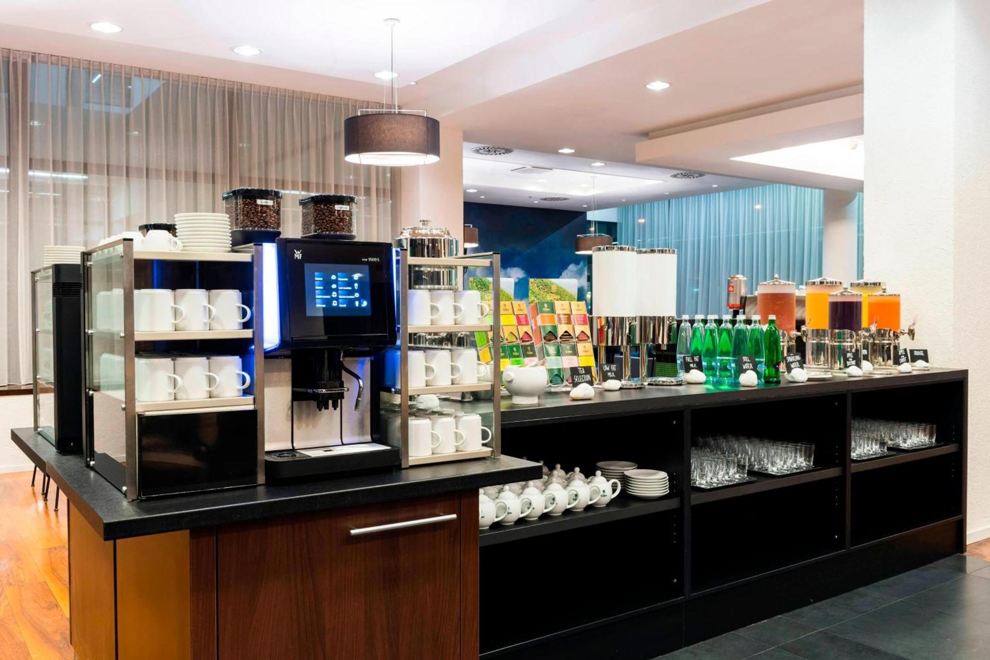 Courtyard By Marriott Airport