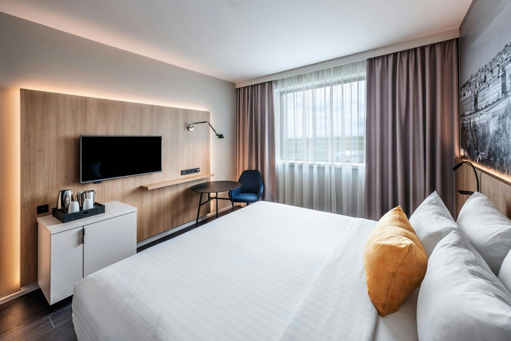 Courtyard By Marriott Airport Hotel