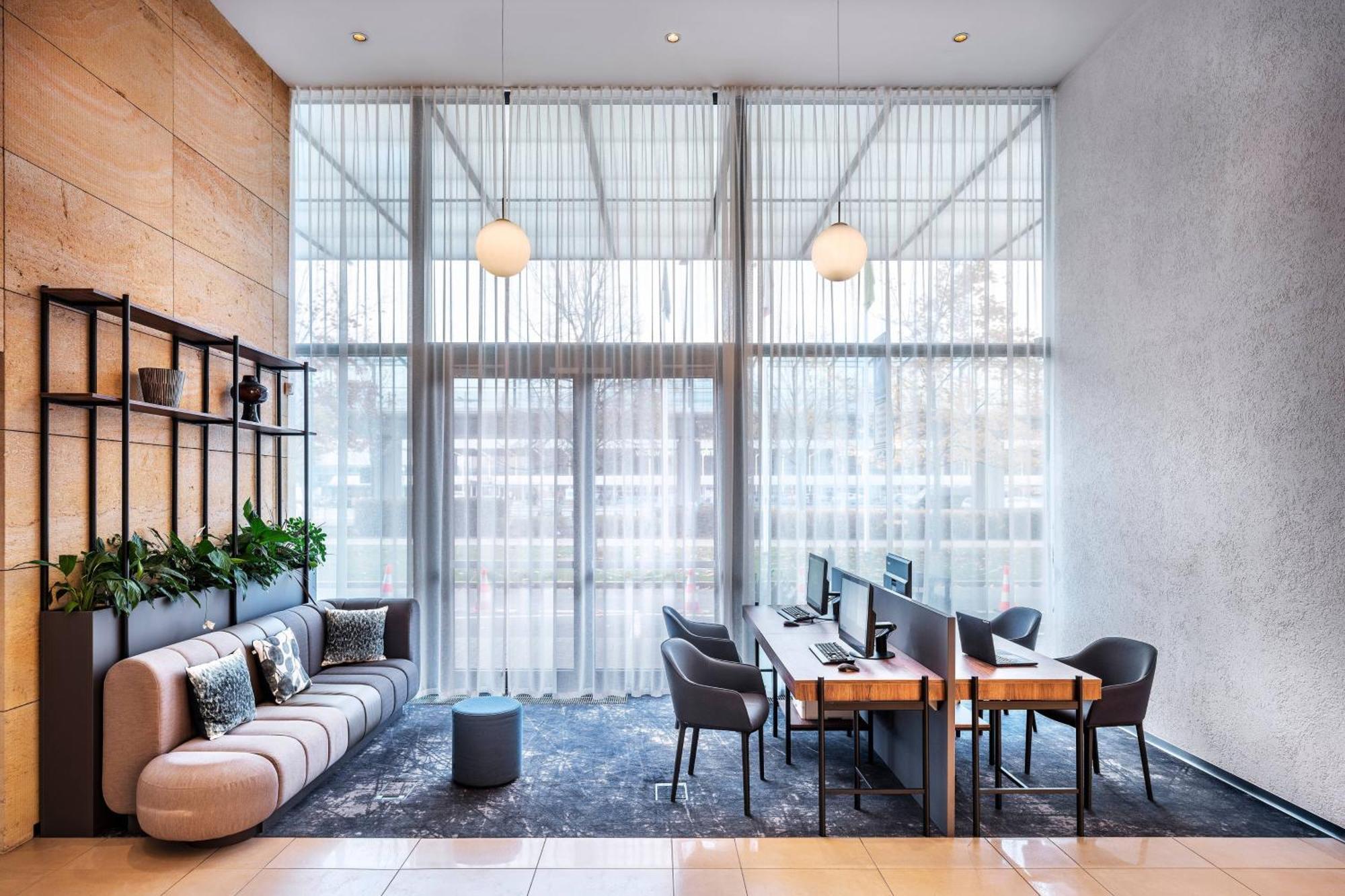 Courtyard By Marriott Airport Hotel Prague